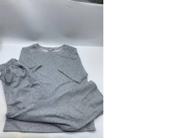Gray short-sleeved round-neck shirt and gray long pants Gray short-sleeved round-neck shirt and gray long pants
