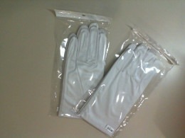 Set of 2 pairs of gray fabric gloves