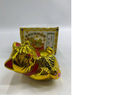 Medium-sized golden lucky cat Medium-sized golden lucky cat