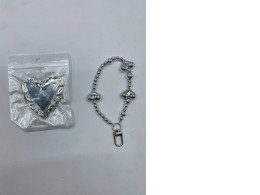 Heart-shaped pendant keychain