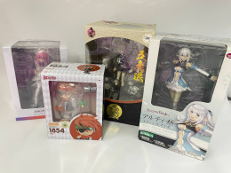 Set of 4 japanese figures