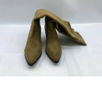 Zara khaki green stitched split suede knee-high boots with a kitten heel and pointed toe. Zara khaki green stitched split suede knee-high boots with a kitten heel and pointed toe.