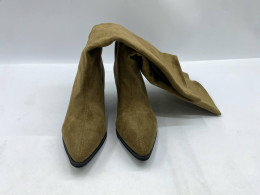 Zara khaki green stitched split suede knee-high boots with a kitten heel and pointed toe. 