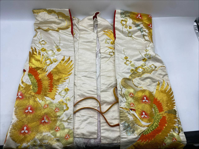 Large Japanese long-sleeved coat with a golden swan pattern Large Japanese long-sleeved coat with a golden swan pattern