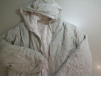Light-colored women's zippered jacket with faux fur