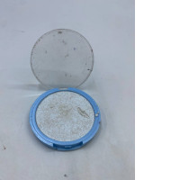 Loose powder controls oil and shine on the skin.