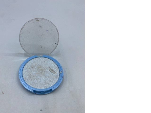 Loose powder controls oil and shine on the skin. Loose powder controls oil and shine on the skin.