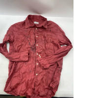 Red long-sleeved shirt 