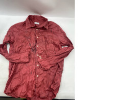 Red long-sleeved shirt 