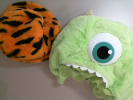 Set of 2 plush hats featuring cartoon characters