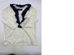 Women's white long-sleeved V-neck t-shirt Women's white long-sleeved V-neck t-shirt