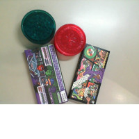 Set of 2 plastic tobacco grinders + 2 sets of tobacco papers