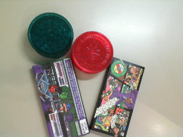 Set of 2 plastic tobacco grinders + 2 sets of tobacco papers