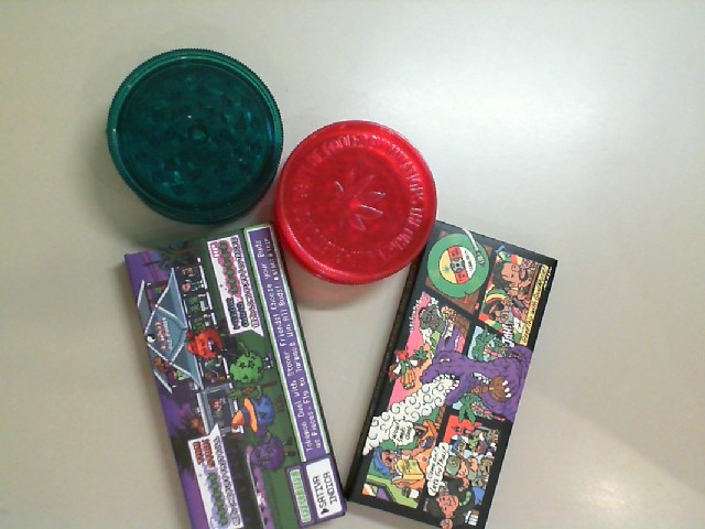 Set of 2 plastic tobacco grinders + 2 sets of tobacco papers Set of 2 plastic tobacco grinders + 2 sets of tobacco papers