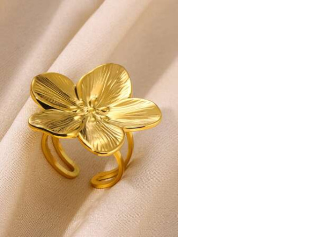 An exquisite flower ring from SHEIN An exquisite flower ring from SHEIN