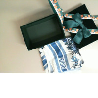 Gift box + blue scarf set