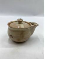  Hagi ware kyūsu (Japanese teapot). 