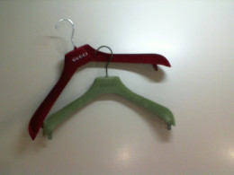 Set of 2 clothes hangers
