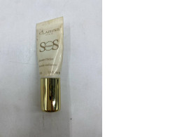 Clarins SOS Primer (white) is a product that helps to brighten the skin.