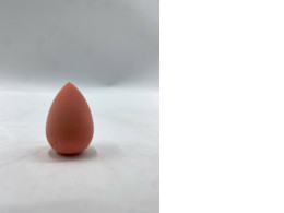  Beautyblender Beauty.Blusher Cheeky makeup sponge in a grapefruit hue. 