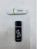 Set of 2 White and black flash drives Set of 2 White and black flash drives