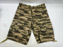 Men's three-quarter length trousers, camouflage pattern.