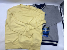 Set of 2 crew-neck sweatshirts. 