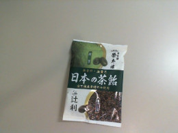 Tea-flavored caramel candies