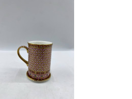 Kao Larm Tad Benjarong mug with a matching saucer. 