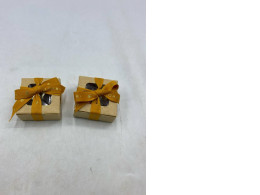 Set of 2 The gift box contains chocolates. Set of 2 The gift box contains chocolates.