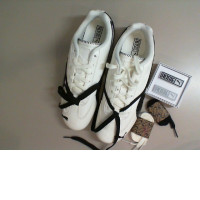 White sneakers, 2 pairs of laces + 2 badges included