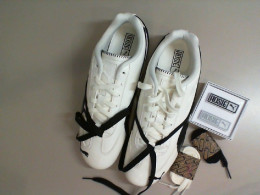 White sneakers, 2 pairs of laces + 2 badges included White sneakers, 2 pairs of laces + 2 badges included