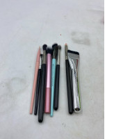 Set of 8 makeup application brushes, including a flat-head foundation or concealer brush. Set of 8 makeup application brushes, including a flat-head foundation or concealer brush.