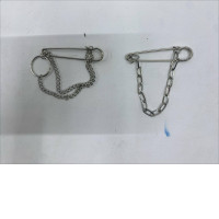 set of 2 Safety pin with chain.