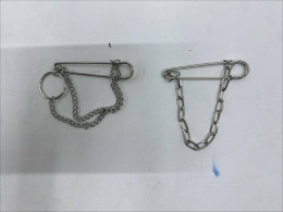 set of 2 Safety pin with chain.