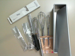 Chef's set in an iron box, 3 whisks + 1 tweezers + 1 small grater + 2 measuring spoons