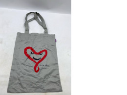 Gray canvas shoulder bag Gray canvas shoulder bag