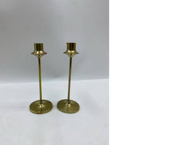 Set of 2 Vintage-style slender brass candlestick with a modern twist. Set of 2 Vintage-style slender brass candlestick with a modern twist.