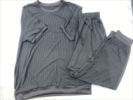 A black short-sleeved shirt and black long trousers.