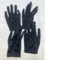 Set of 2 black gloves