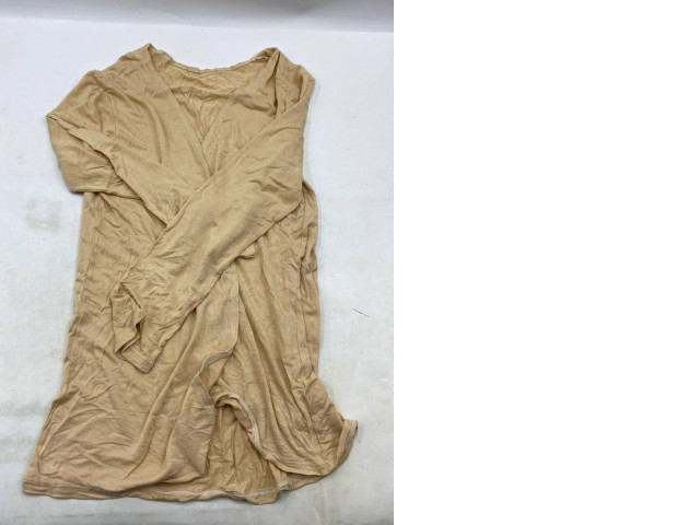 Cream-colored long-sleeved crew neck shirt Cream-colored long-sleeved crew neck shirt