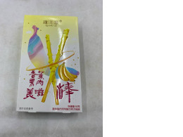  Qomoizi banana-flavored chocolate-flavored biscuit sticks.