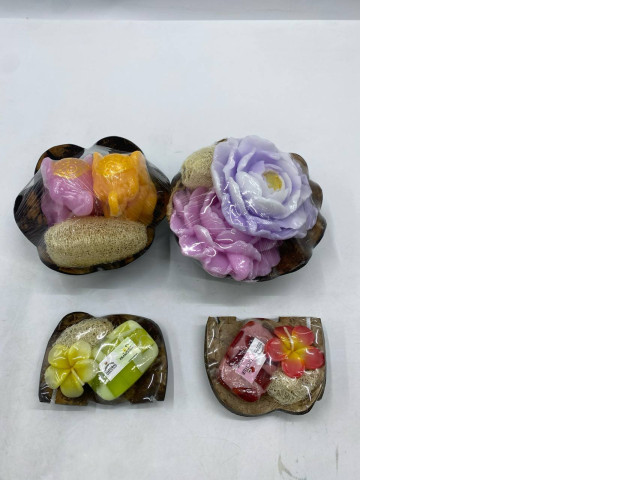 Set of 4 Scented soap with floral patterns and a floral fragrance. Set of 4 Scented soap with floral patterns and a floral fragrance.