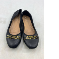  Naturalizer or Charles & Keith black leather-look ballerina flats with gold chain-link accents. 