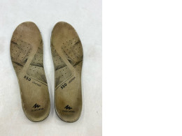 Quechua Hike 550 leather walking insoles in beige. Quechua Hike 550 leather walking insoles in beige.