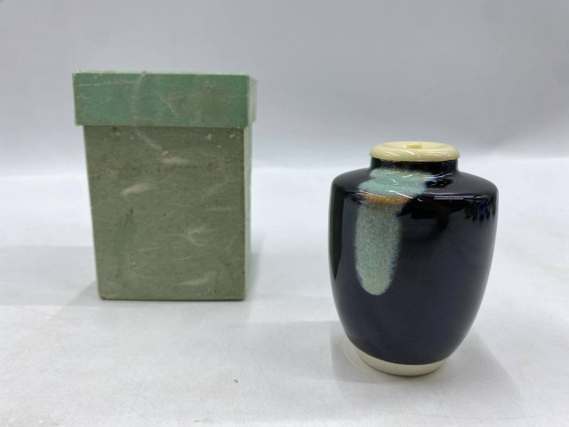 A Japanese shiitake is an earthenware vessel used in the Japanese tea ceremony. A Japanese shiitake is an earthenware vessel used in the Japanese tea ceremony.