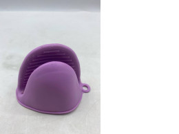 Small purple silicone heat-resistant gloves