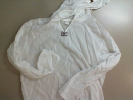 Long-sleeved sweatshirt with a hood