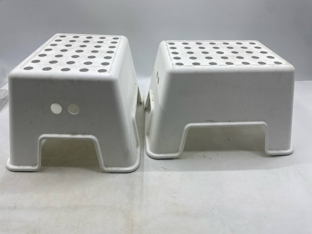 Set of 2 White plastic chair Set of 2 White plastic chair