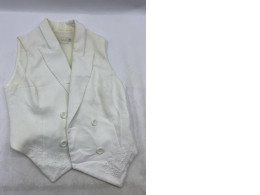 White sleeveless blazer-style vest White sleeveless blazer-style vest